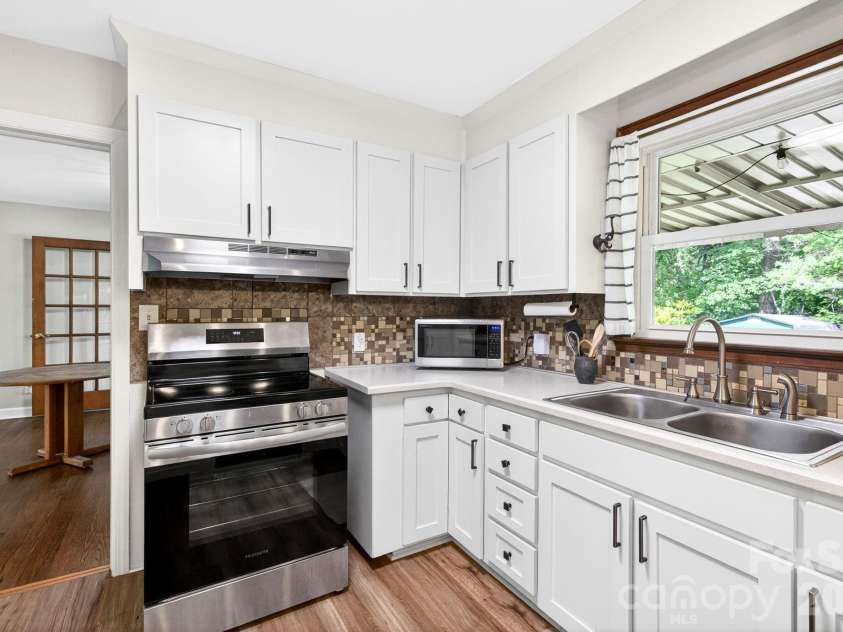 1 Oakwilde Drive, Asheville, NC 28803.  MLS# CAR4383172, YatesRealty ID 37970. 
