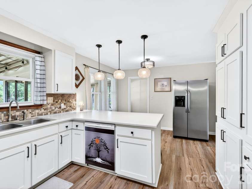1 Oakwilde Drive, Asheville, NC 28803.  MLS# CAR4383172, YatesRealty ID 37970. 