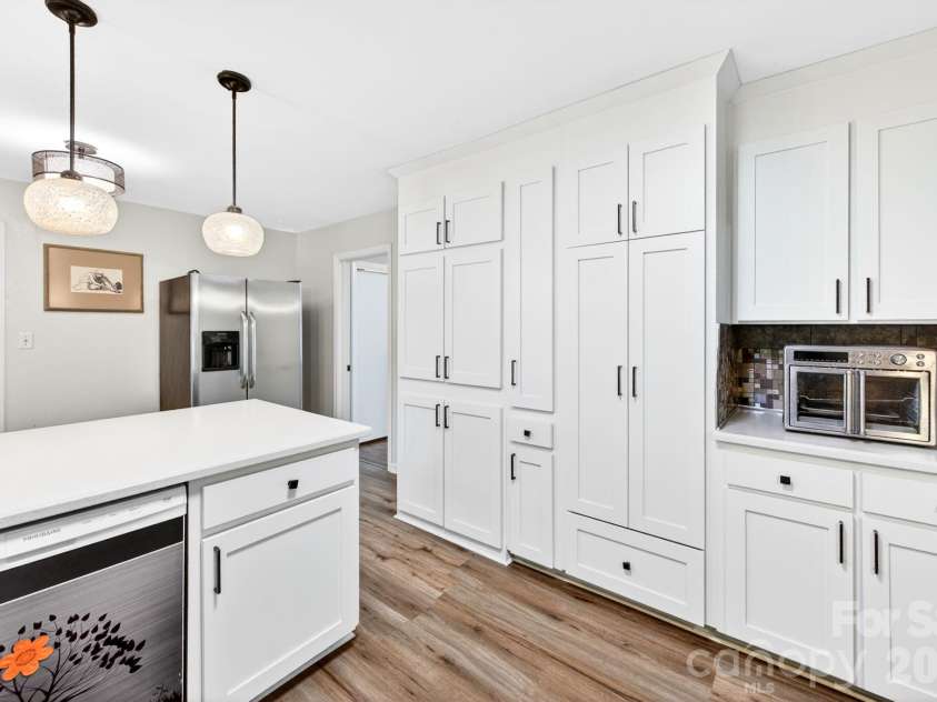 1 Oakwilde Drive, Asheville, NC 28803.  MLS# CAR4383172, YatesRealty ID 37970. 