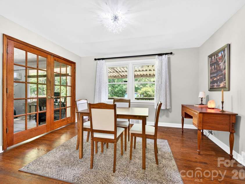 1 Oakwilde Drive, Asheville, NC 28803.  MLS# CAR4383172, YatesRealty ID 37970. 