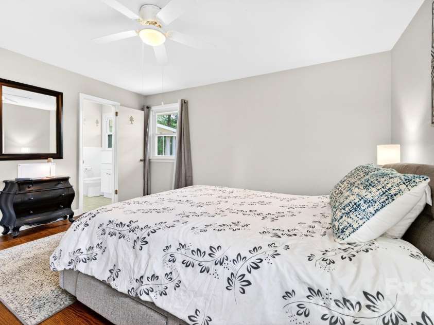 1 Oakwilde Drive, Asheville, NC 28803.  MLS# CAR4383172, YatesRealty ID 37970. 