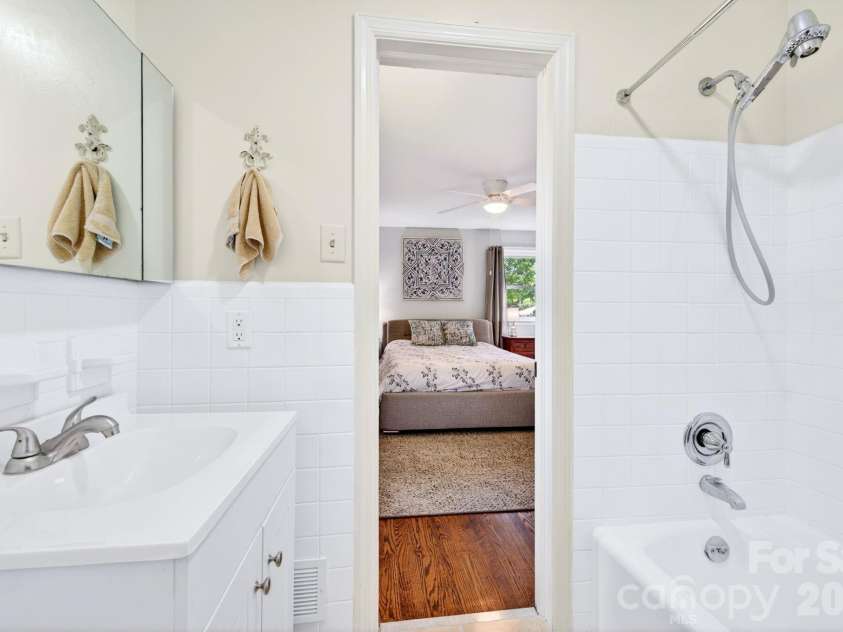 1 Oakwilde Drive, Asheville, NC 28803.  MLS# CAR4383172, YatesRealty ID 37970. 
