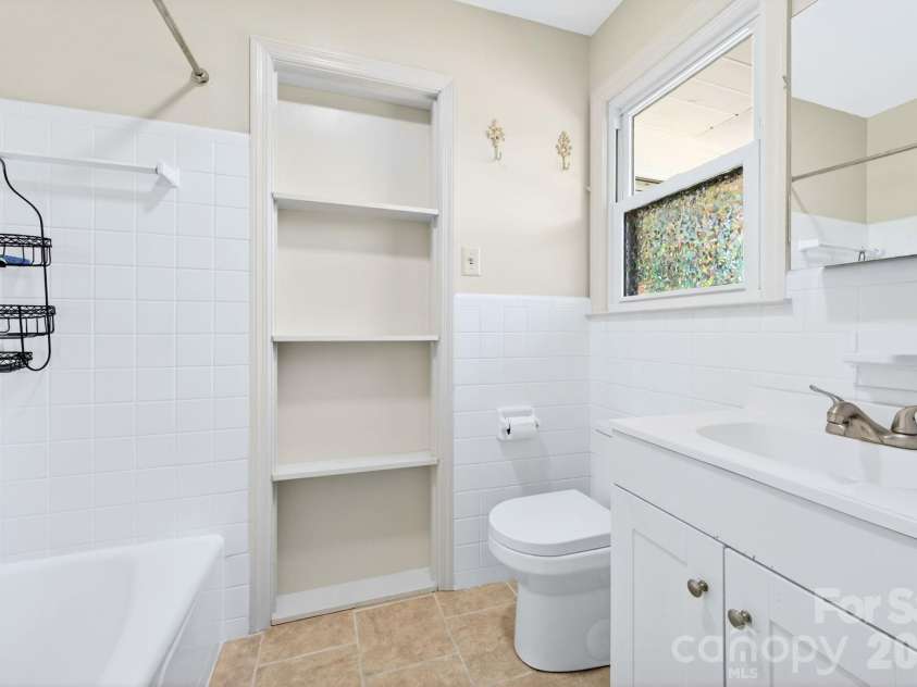1 Oakwilde Drive, Asheville, NC 28803.  MLS# CAR4383172, YatesRealty ID 37970. 