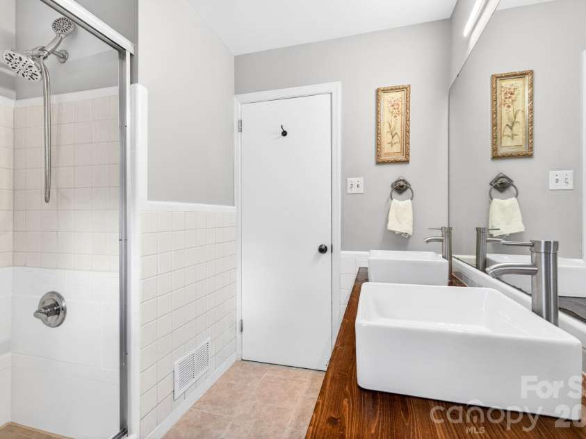 1 Oakwilde Drive, Asheville, NC 28803.  MLS# CAR4383172, YatesRealty ID 37970. 