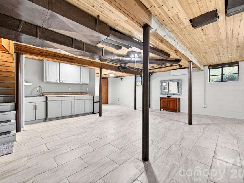 1 Oakwilde Drive, Asheville, NC 28803.  MLS# CAR4383172, YatesRealty ID 37970. 