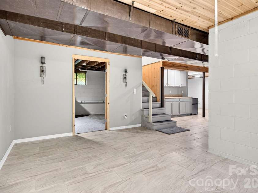 1 Oakwilde Drive, Asheville, NC 28803.  MLS# CAR4383172, YatesRealty ID 37970. 
