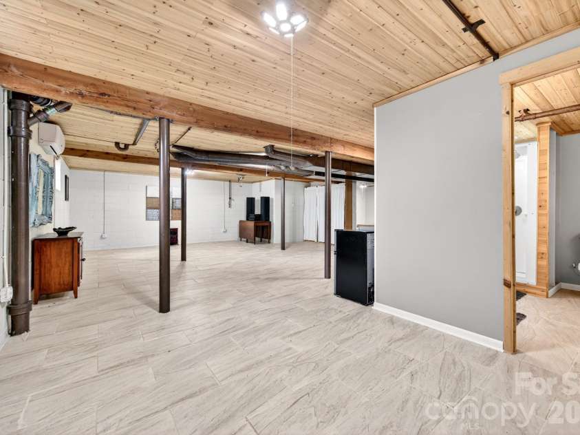 1 Oakwilde Drive, Asheville, NC 28803.  MLS# CAR4383172, YatesRealty ID 37970. 
