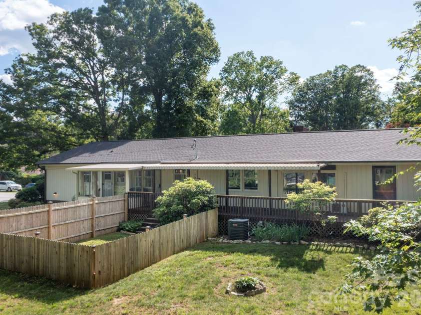 1 Oakwilde Drive, Asheville, NC 28803.  MLS# CAR4383172, YatesRealty ID 37970. 