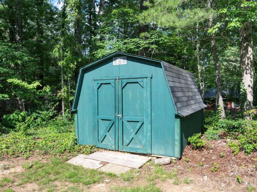1 Oakwilde Drive, Asheville, NC 28803.  MLS# CAR4383172, YatesRealty ID 37970. 