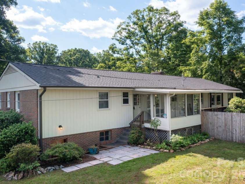 1 Oakwilde Drive, Asheville, NC 28803.  MLS# CAR4383172, YatesRealty ID 37970. 