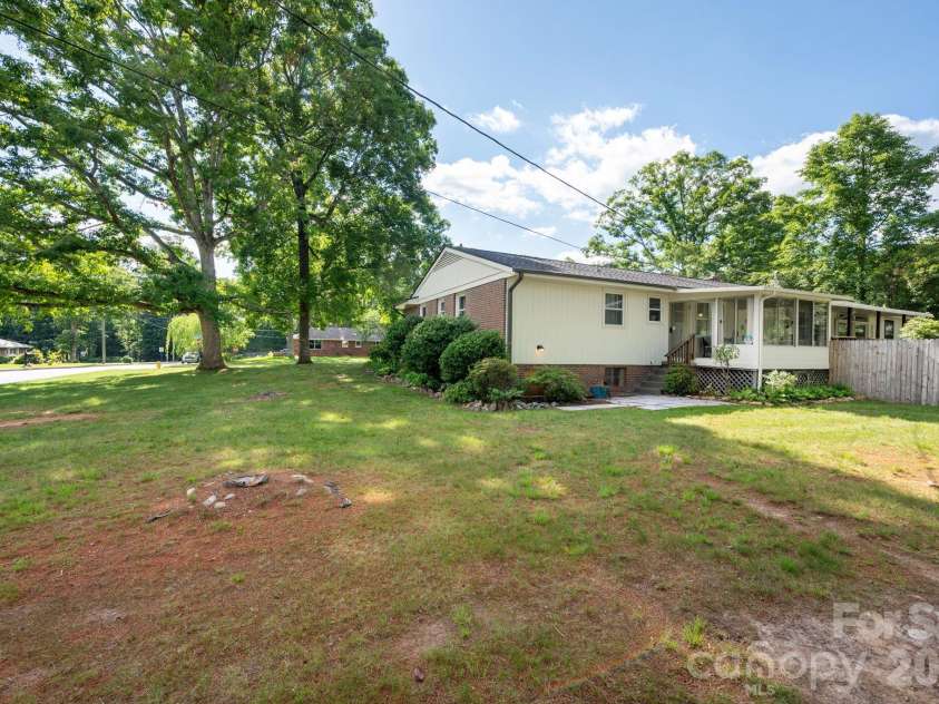 1 Oakwilde Drive, Asheville, NC 28803.  MLS# CAR4383172, YatesRealty ID 37970. 