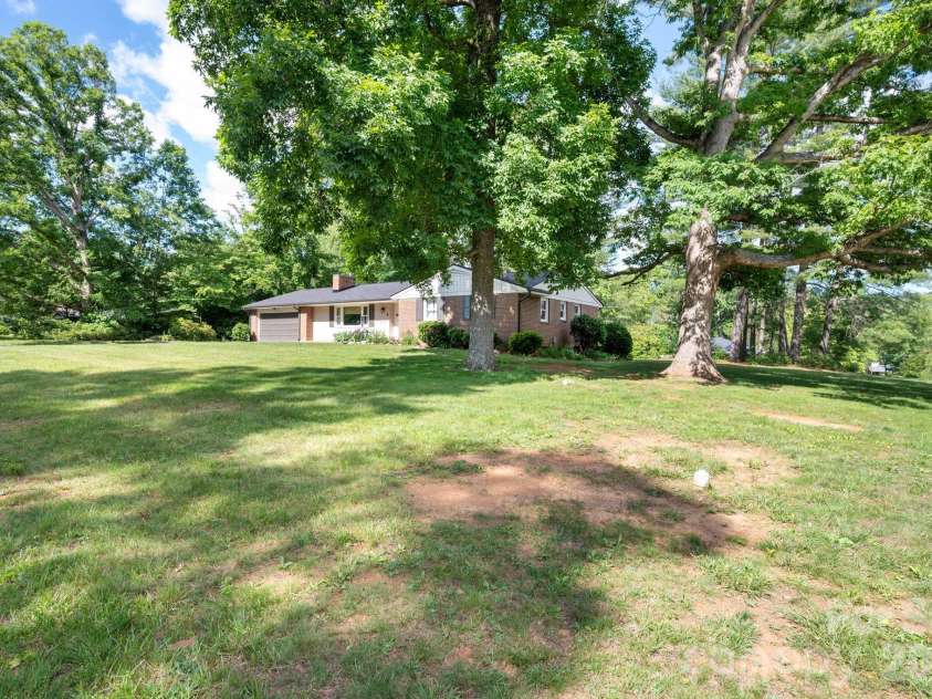 1 Oakwilde Drive, Asheville, NC 28803.  MLS# CAR4383172, YatesRealty ID 37970. 