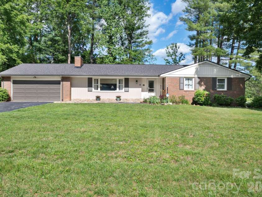1 Oakwilde Drive, Asheville, NC 28803.  MLS# CAR4383172, YatesRealty ID 37970. 