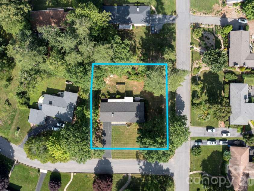 1 Oakwilde Drive, Asheville, NC 28803.  MLS# CAR4383172, YatesRealty ID 37970. 