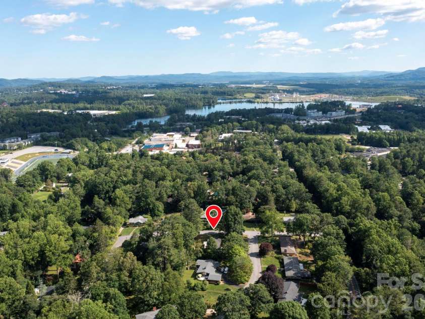 1 Oakwilde Drive, Asheville, NC 28803.  MLS# CAR4383172, YatesRealty ID 37970. 