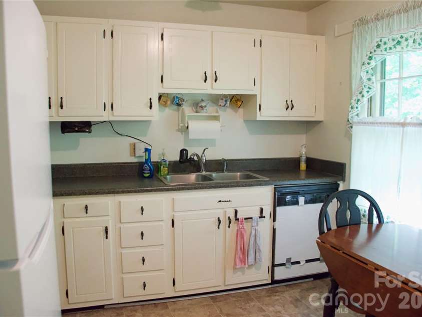 4631 Highlake Drive, Charlotte, NC 28215.  MLS# CAR4381154, YatesRealty ID 37971. 