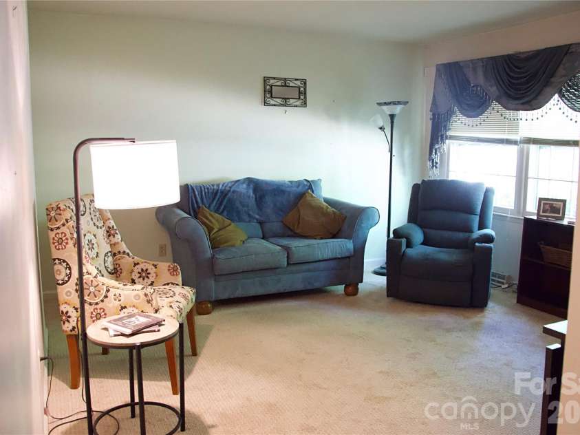 4631 Highlake Drive, Charlotte, NC 28215.  MLS# CAR4381154, YatesRealty ID 37971. 