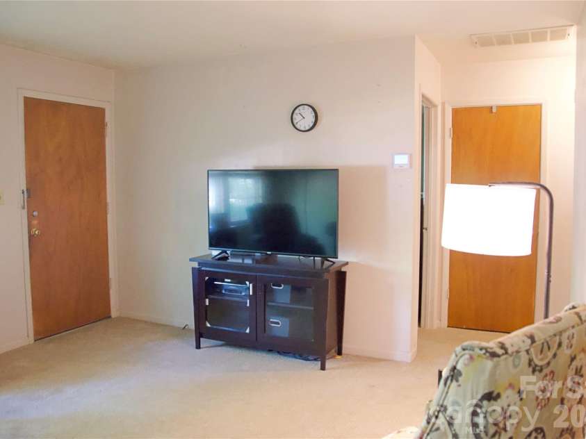 4631 Highlake Drive, Charlotte, NC 28215.  MLS# CAR4381154, YatesRealty ID 37971. 