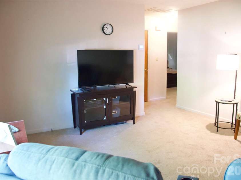 4631 Highlake Drive, Charlotte, NC 28215.  MLS# CAR4381154, YatesRealty ID 37971. 