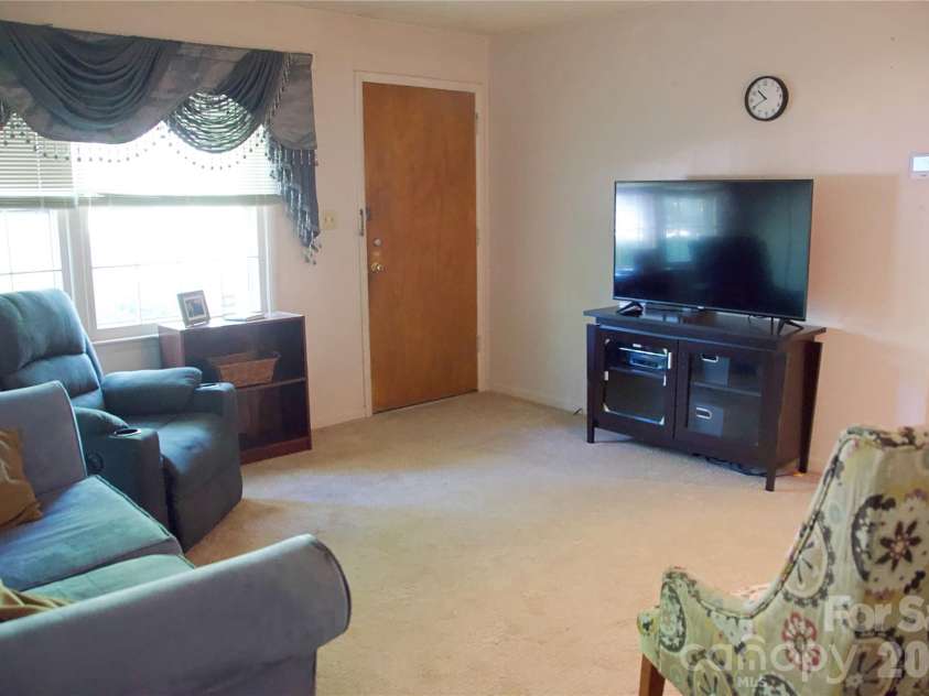 4631 Highlake Drive, Charlotte, NC 28215.  MLS# CAR4381154, YatesRealty ID 37971. 