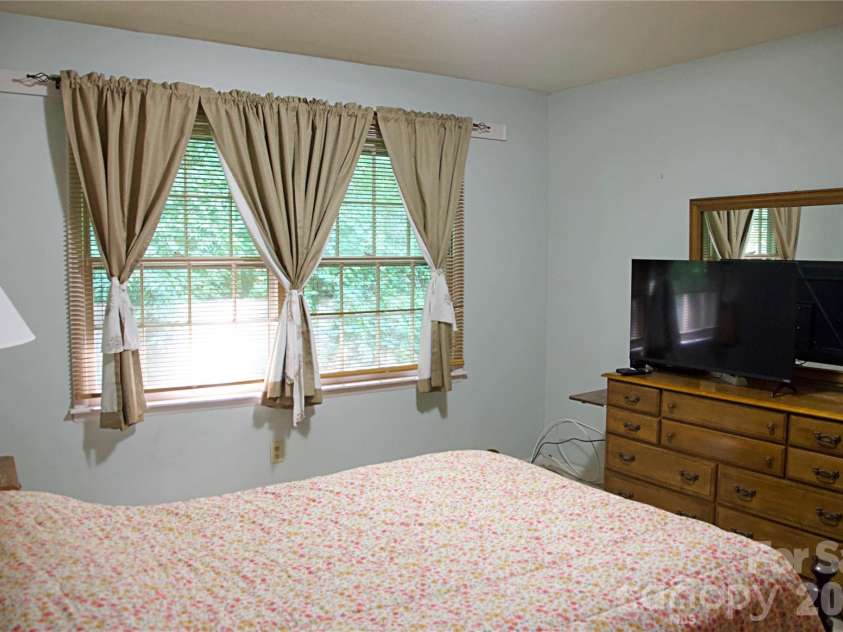 4631 Highlake Drive, Charlotte, NC 28215.  MLS# CAR4381154, YatesRealty ID 37971. 