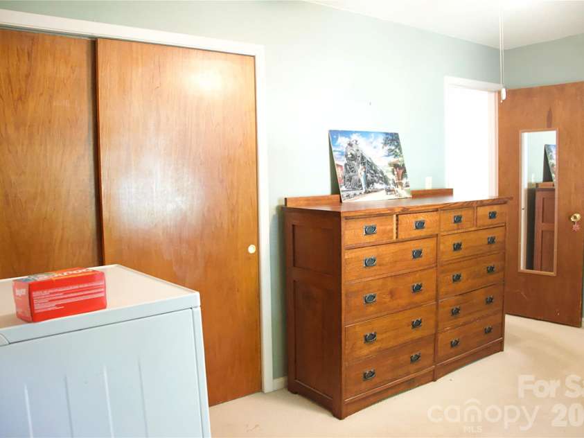 4631 Highlake Drive, Charlotte, NC 28215.  MLS# CAR4381154, YatesRealty ID 37971. 