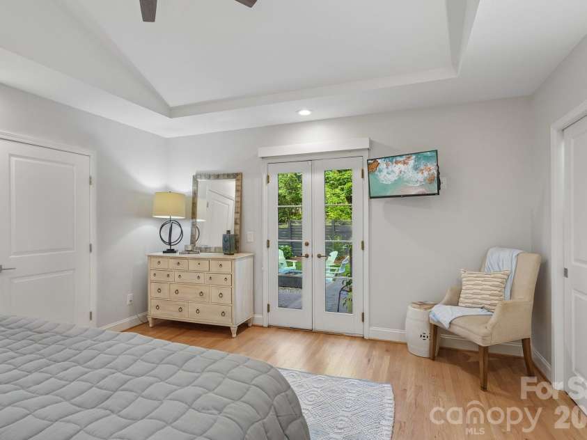 1315 Holmes Drive, Charlotte, NC 28209.  MLS# CAR4393540, YatesRealty ID 37974. 