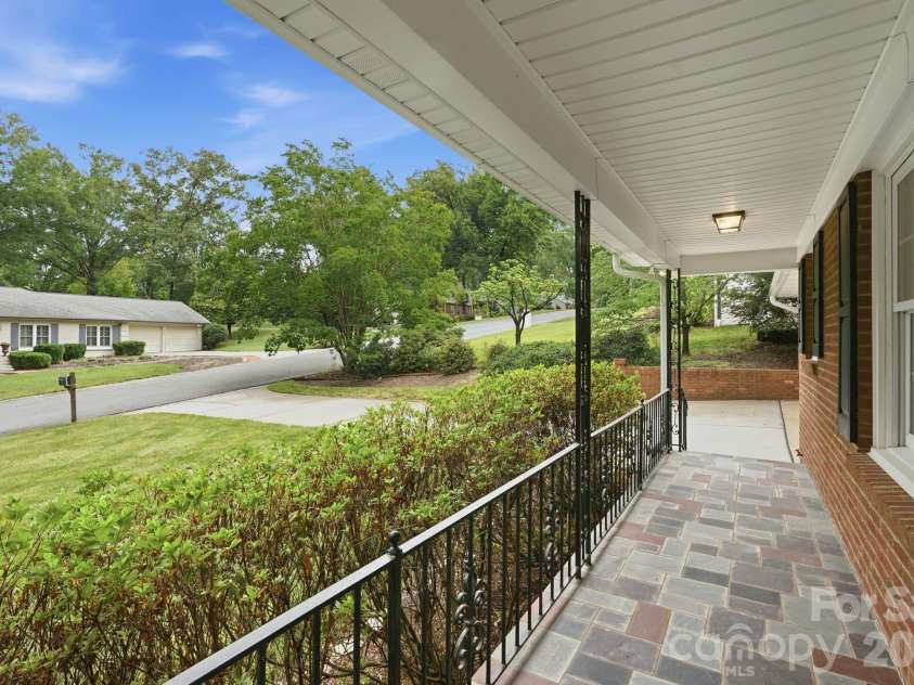 926 Shady Bluff Drive, Charlotte, NC 28211.  MLS# CAR4392863, YatesRealty ID 37977. 