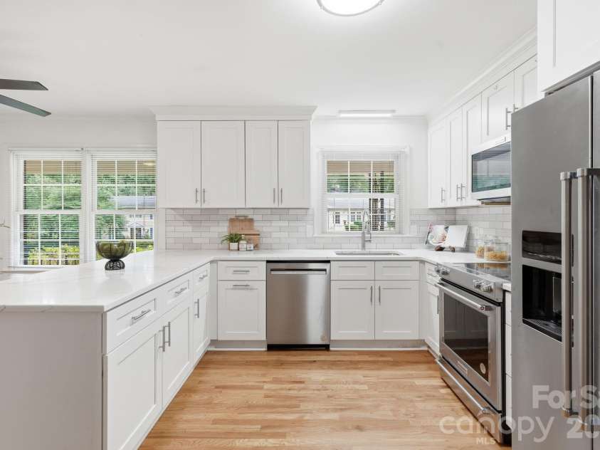 926 Shady Bluff Drive, Charlotte, NC 28211.  MLS# CAR4392863, YatesRealty ID 37977. 