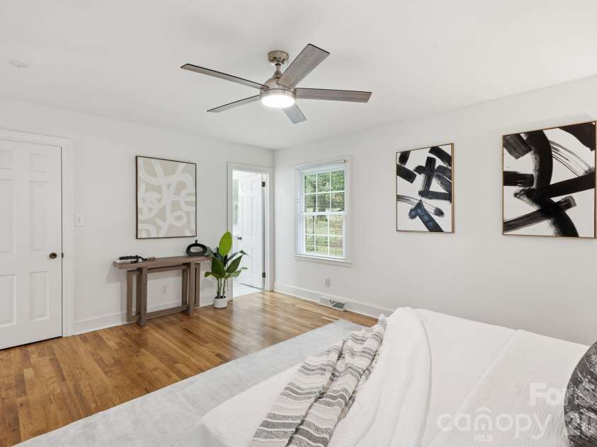 926 Shady Bluff Drive, Charlotte, NC 28211.  MLS# CAR4392863, YatesRealty ID 37977. 