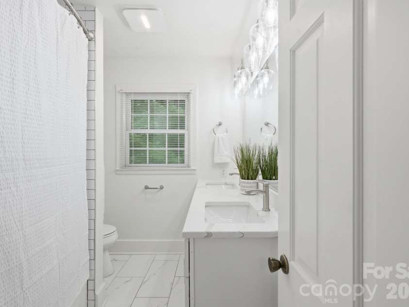 926 Shady Bluff Drive, Charlotte, NC 28211.  MLS# CAR4392863, YatesRealty ID 37977. 