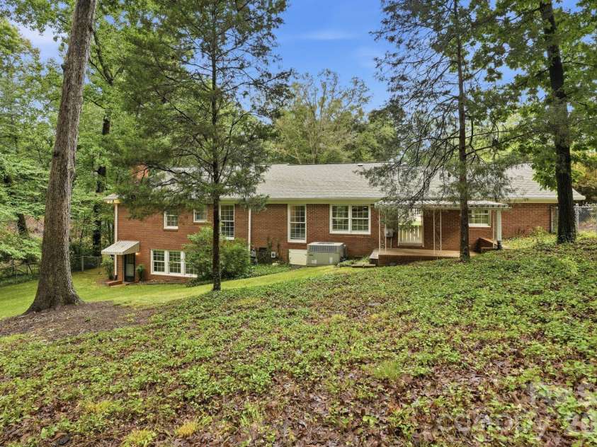 926 Shady Bluff Drive, Charlotte, NC 28211.  MLS# CAR4392863, YatesRealty ID 37977. 