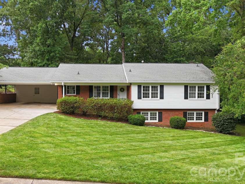 926 Shady Bluff Drive, Charlotte, NC 28211.  MLS# CAR4392863, YatesRealty ID 37977. 