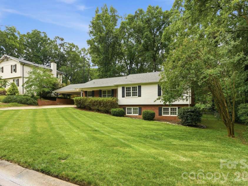 926 Shady Bluff Drive, Charlotte, NC 28211.  MLS# CAR4392863, YatesRealty ID 37977. 
