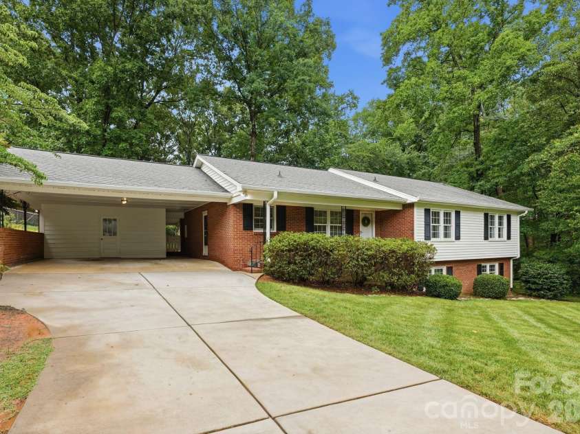926 Shady Bluff Drive, Charlotte, NC 28211.  MLS# CAR4392863, YatesRealty ID 37977. 