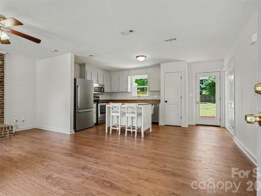 5301 Great Wagon Road, Charlotte, NC 28215.  MLS# CAR4401057, YatesRealty ID 37982. 