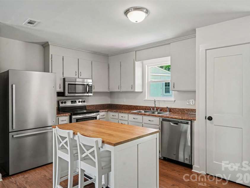 5301 Great Wagon Road, Charlotte, NC 28215.  MLS# CAR4401057, YatesRealty ID 37982. 