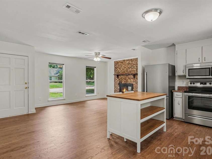5301 Great Wagon Road, Charlotte, NC 28215.  MLS# CAR4401057, YatesRealty ID 37982. 