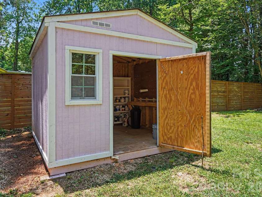 5301 Great Wagon Road, Charlotte, NC 28215.  MLS# CAR4401057, YatesRealty ID 37982. 