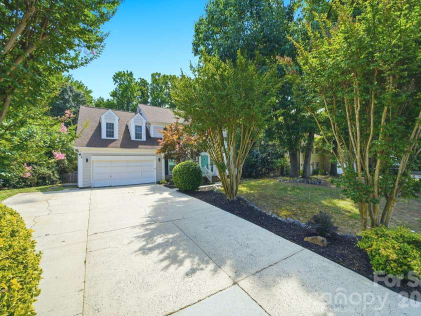 3616 Linden Berry Lane, Charlotte, NC 28269.  MLS# CAR4398496, YatesRealty ID 37983. Front Exterior Driveway