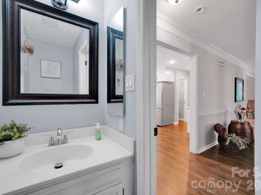 3616 Linden Berry Lane, Charlotte, NC 28269.  MLS# CAR4398496, YatesRealty ID 37983. Half Bath