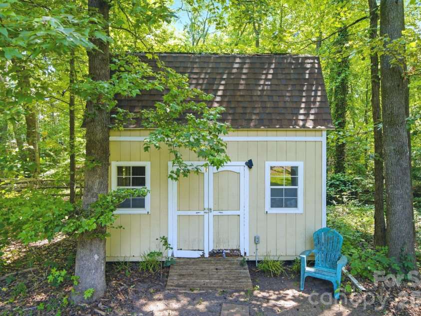 3616 Linden Berry Lane, Charlotte, NC 28269.  MLS# CAR4398496, YatesRealty ID 37983. Powered Workshop