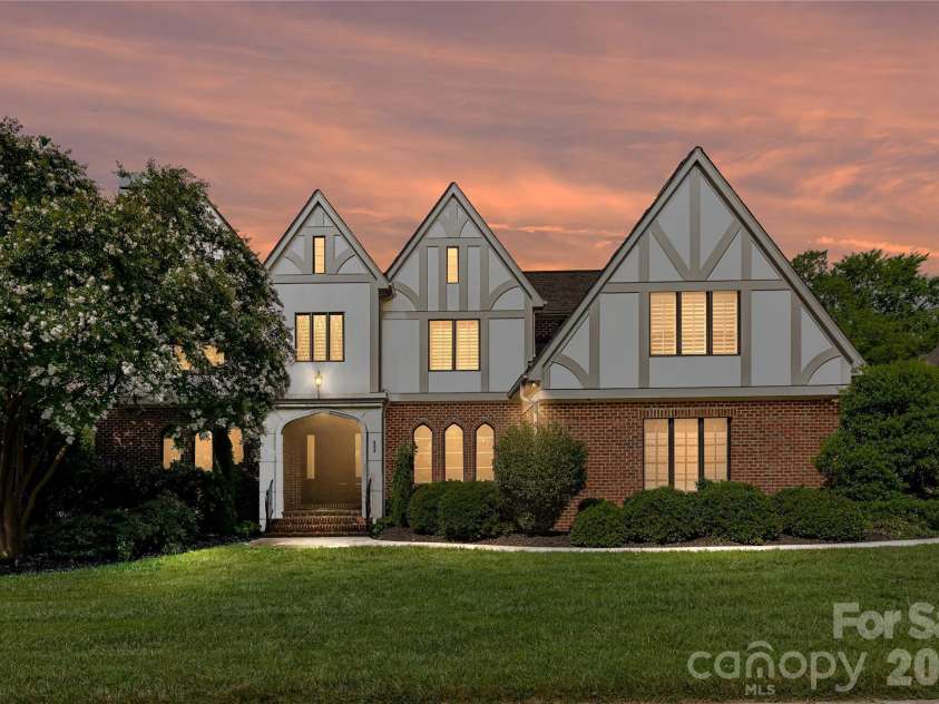 808 Huntington Park Drive, Charlotte, NC 28211.  MLS# CAR4369492, YatesRealty ID 37985. 