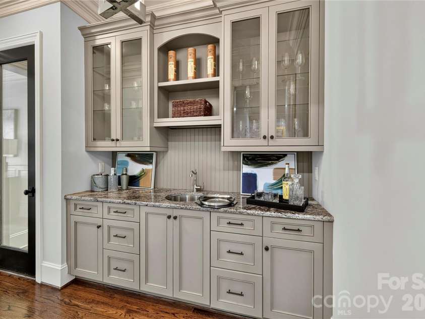 808 Huntington Park Drive, Charlotte, NC 28211.  MLS# CAR4369492, YatesRealty ID 37985. 
