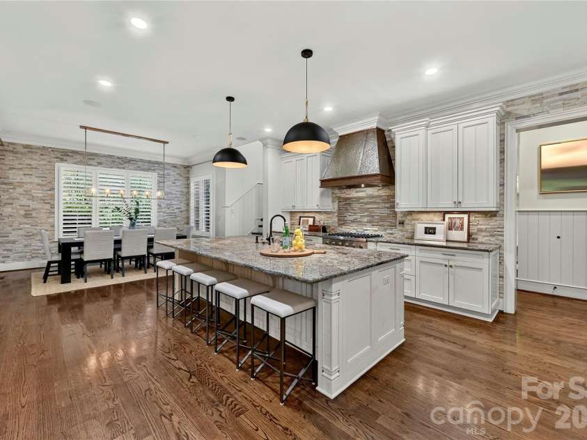 808 Huntington Park Drive, Charlotte, NC 28211.  MLS# CAR4369492, YatesRealty ID 37985. 