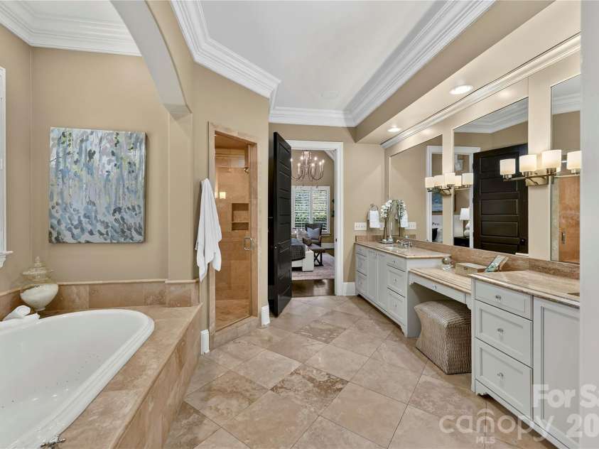 808 Huntington Park Drive, Charlotte, NC 28211.  MLS# CAR4369492, YatesRealty ID 37985. 