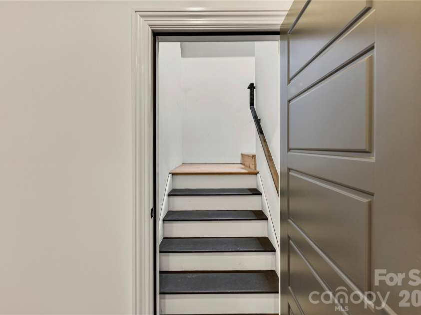 808 Huntington Park Drive, Charlotte, NC 28211.  MLS# CAR4369492, YatesRealty ID 37985. 