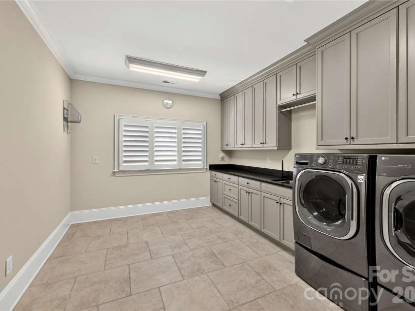 808 Huntington Park Drive, Charlotte, NC 28211.  MLS# CAR4369492, YatesRealty ID 37985. 