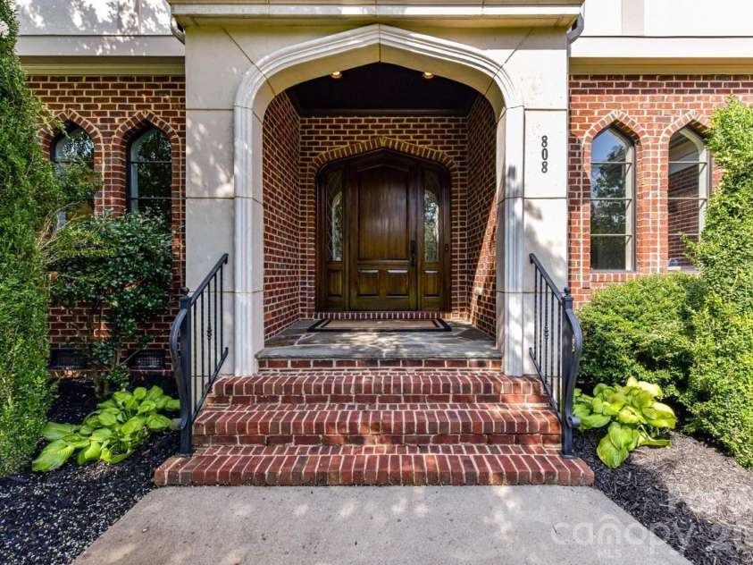 808 Huntington Park Drive, Charlotte, NC 28211.  MLS# CAR4369492, YatesRealty ID 37985. 