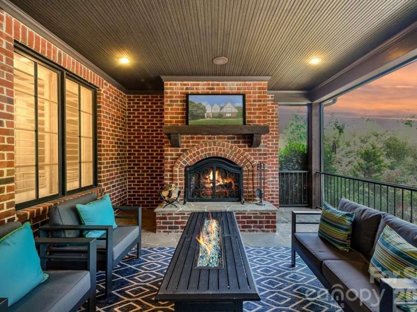 808 Huntington Park Drive, Charlotte, NC 28211.  MLS# CAR4369492, YatesRealty ID 37985. 